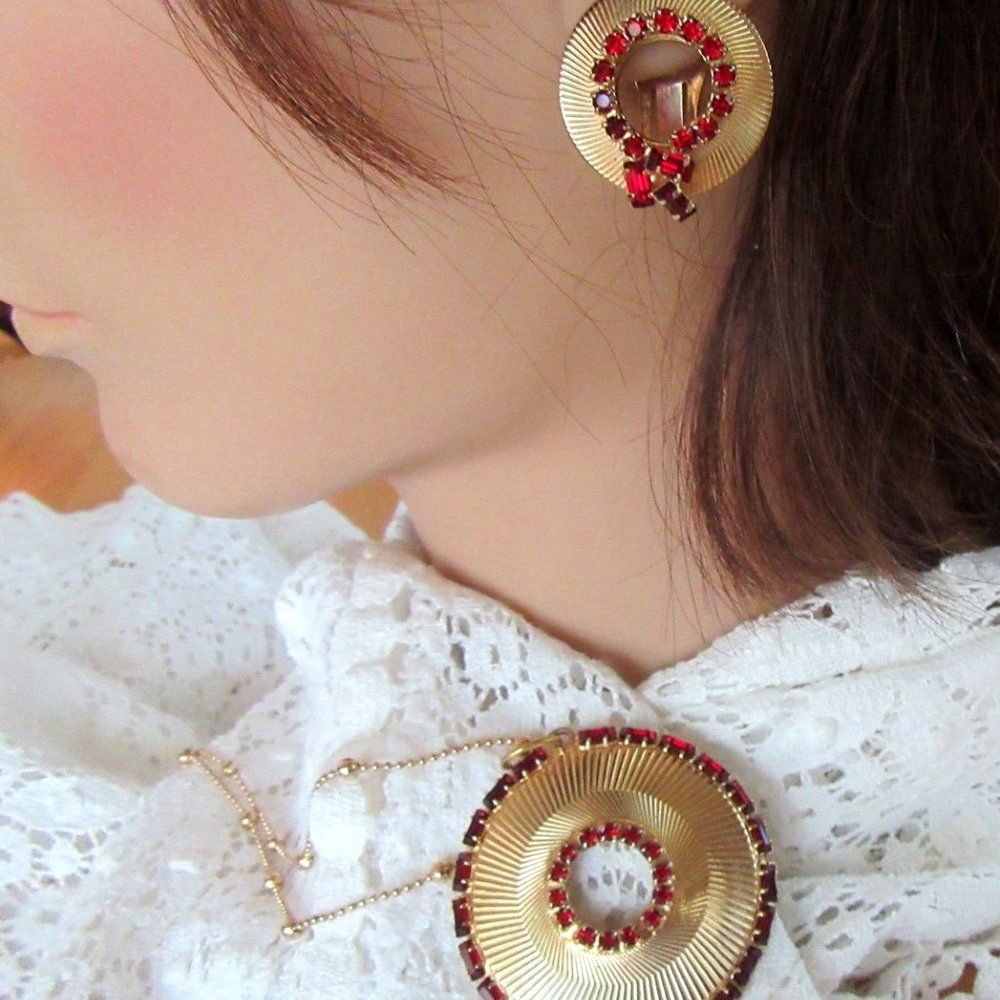 Vintage red rhinestone circle wreath pendant & clip on earring set